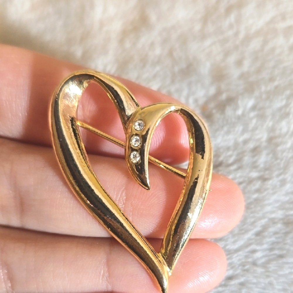 #132 Elegant Gold Heart Brooch - Picture 4 of 4
